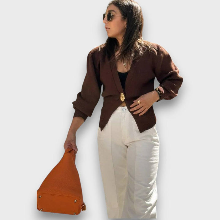 Enea – Kardigan z głębokim dekoltem w kształcie V i złotym guzikiem